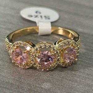 NWOT-Yellow Gold Filled Pink Halo Triple-Stone Ring ✨
Size: 9